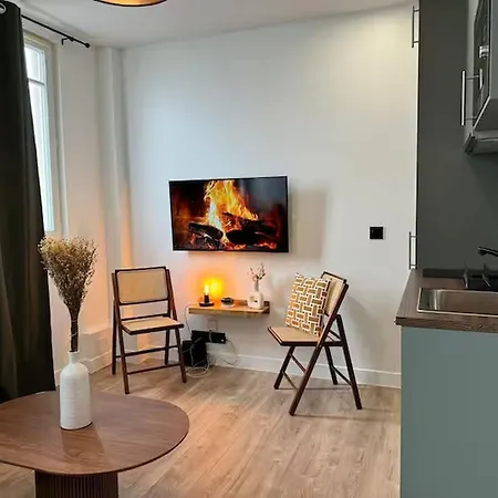 Comfortable In Ideal Location Apartment